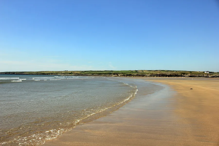 Traeth Mawr at Aberffraw: the wide sand of Aberffraw Sands with the sea and the far headland.
