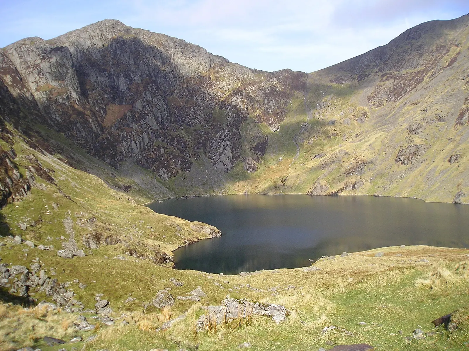 The steep steps and the rim above Llyn Cau