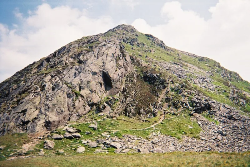 The final rocky approach and scramble step just below the summit of Cnicht