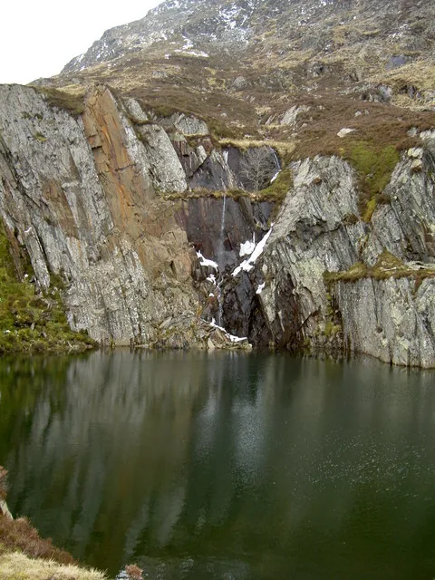 Ruined slate-quarry buildings beside the old Rhos quarry track on the approach to Moel Siabod from Pont Cyfyng