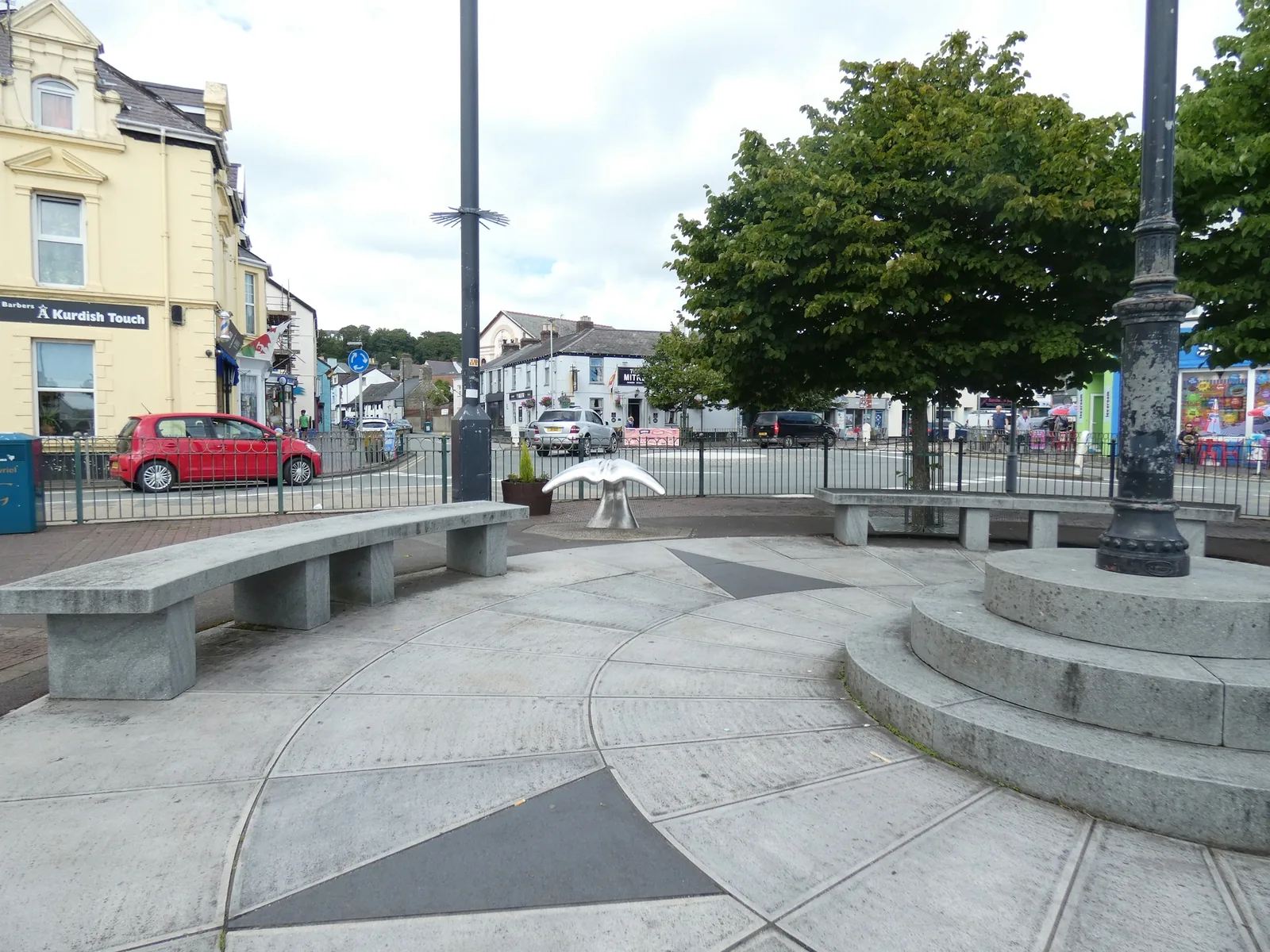 Y Maes in Pwllheli: the paved open square with benches and shopfronts around its edge